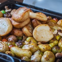 Rett i ovnen: Superenkel hverdagsmiddag med fiskekaker og grønnsaker